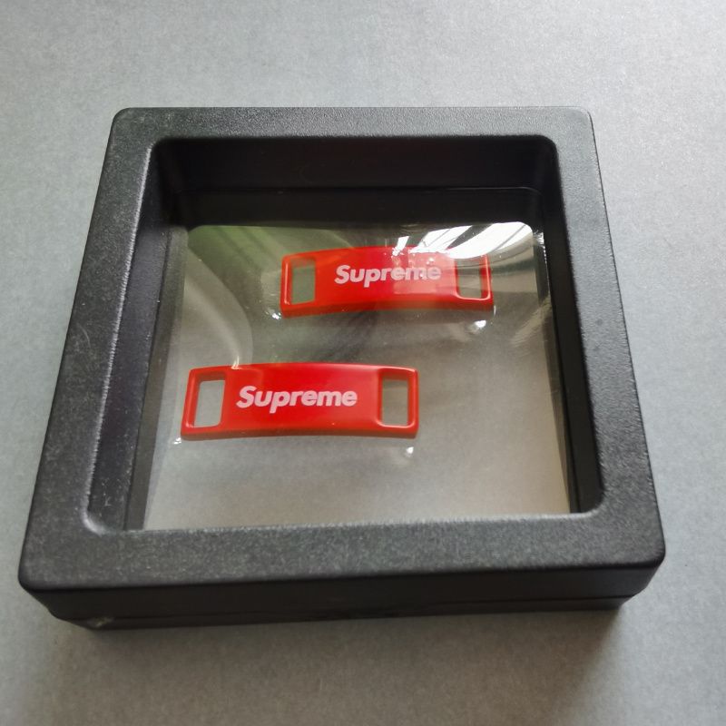 起爆空軍1号連名のファッション靴は黒い赤いデイジーの金属の靴のひもの派のカップルのアクセサリーを掛けて郵送します。