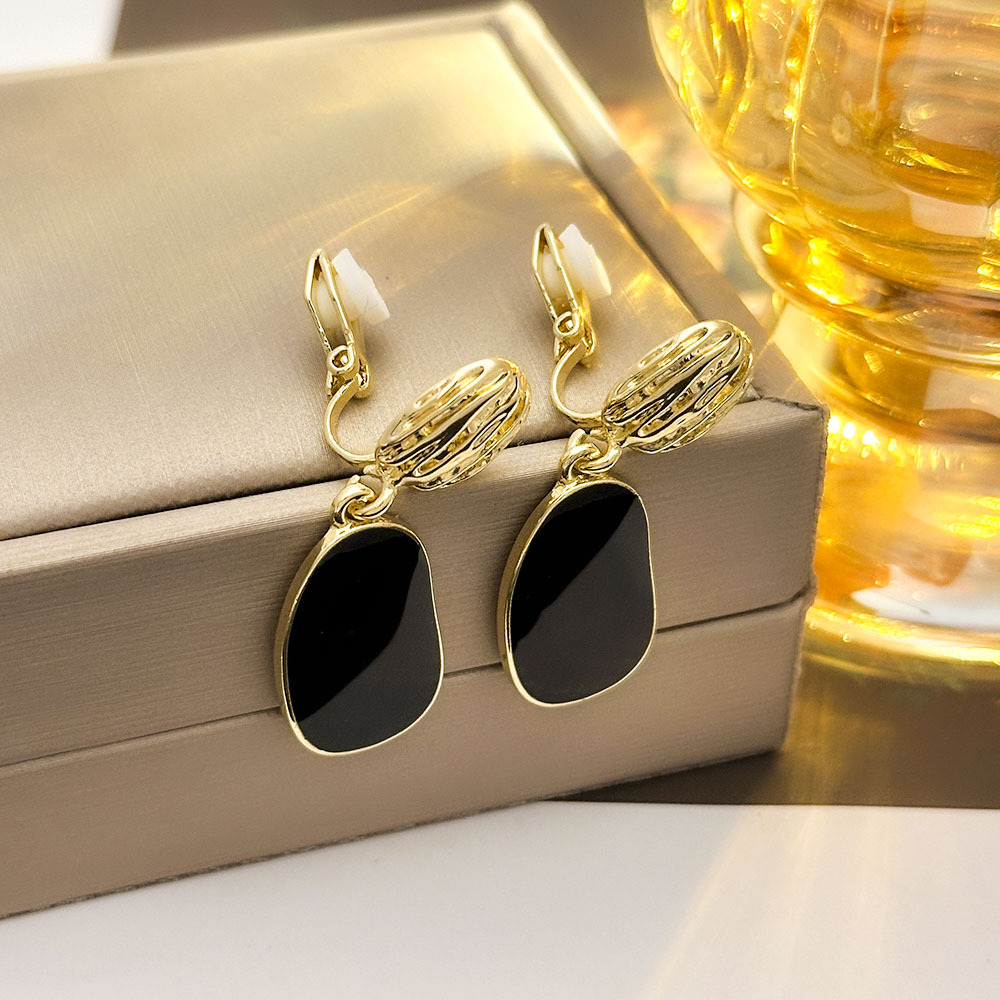 Estilo de Hong Kong Aceite de goteo Pinza de oreja roja angoleña geométrica sin piercings Pendientes de temperamento de alta gama de lujo ligero Pendientes de nicho de moda