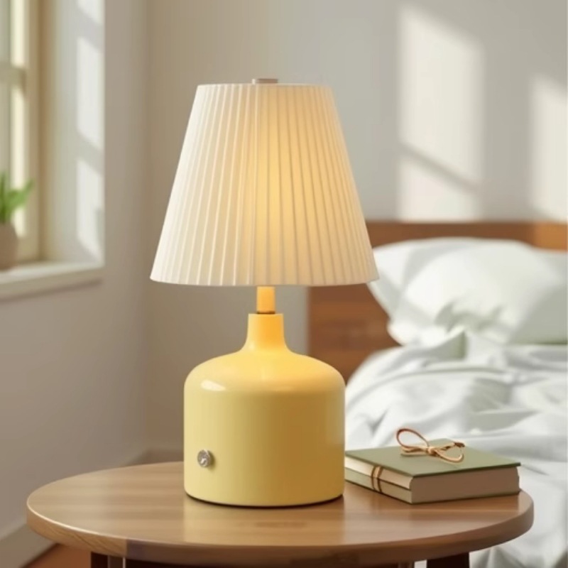 Luz de noche del dormitorio de la niña de color rojo en línea, lámpara de escritorio de cerámica moderna y simple nórdica, lámpara de decoración de la habitación del hotel