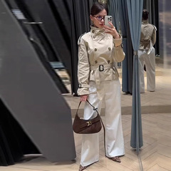 2025年の春の婦人服のクロスボーダーの外国貿易の新型の気質の立襟の双列のボタンは腰のベルトの短いタイプの風衣のコートを締めます。