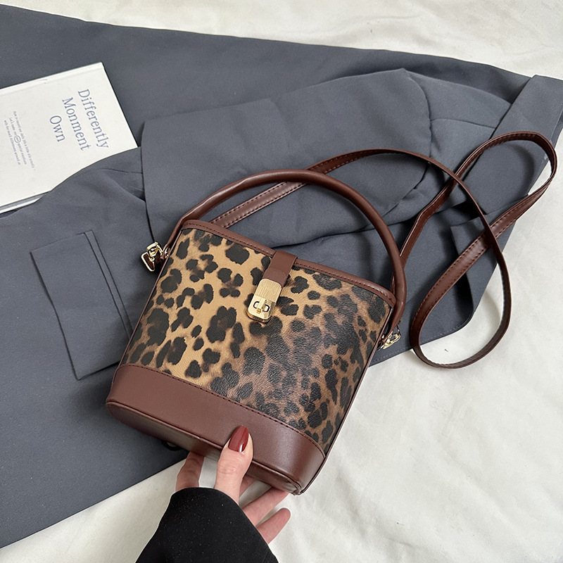 Bolso popular de este año para mujeres otoño invierno 2024 nuevo patrón de leopardo nicho mochila casual bolso de cubo de agua
