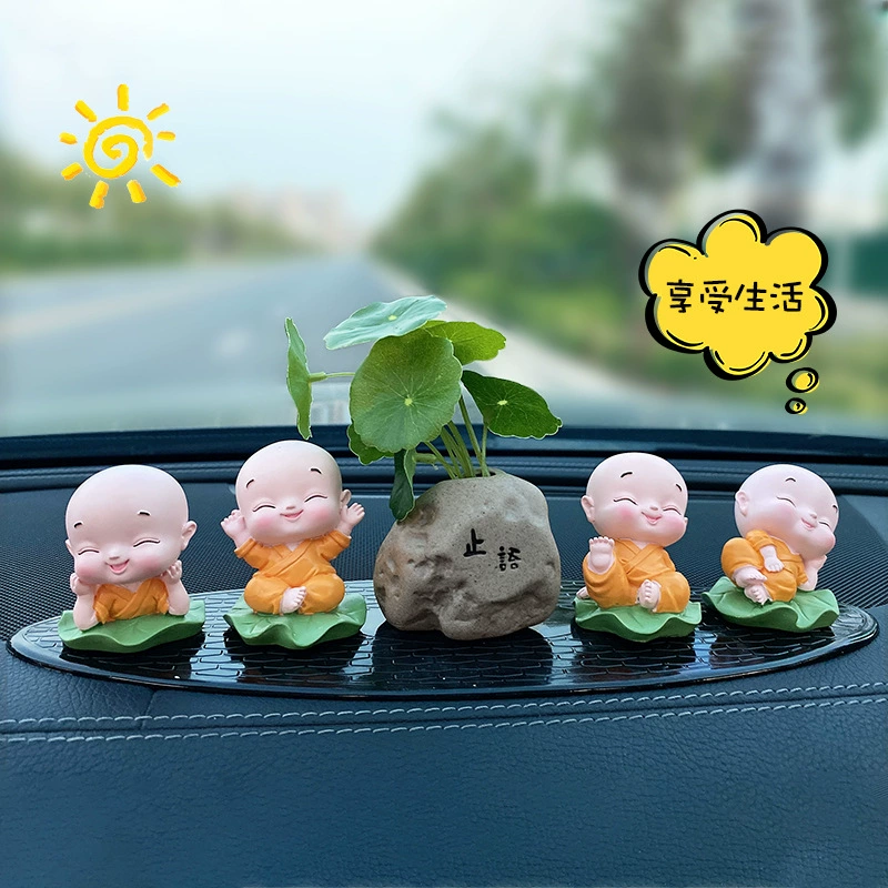 Маленький монах внутри автомобиля качает головой