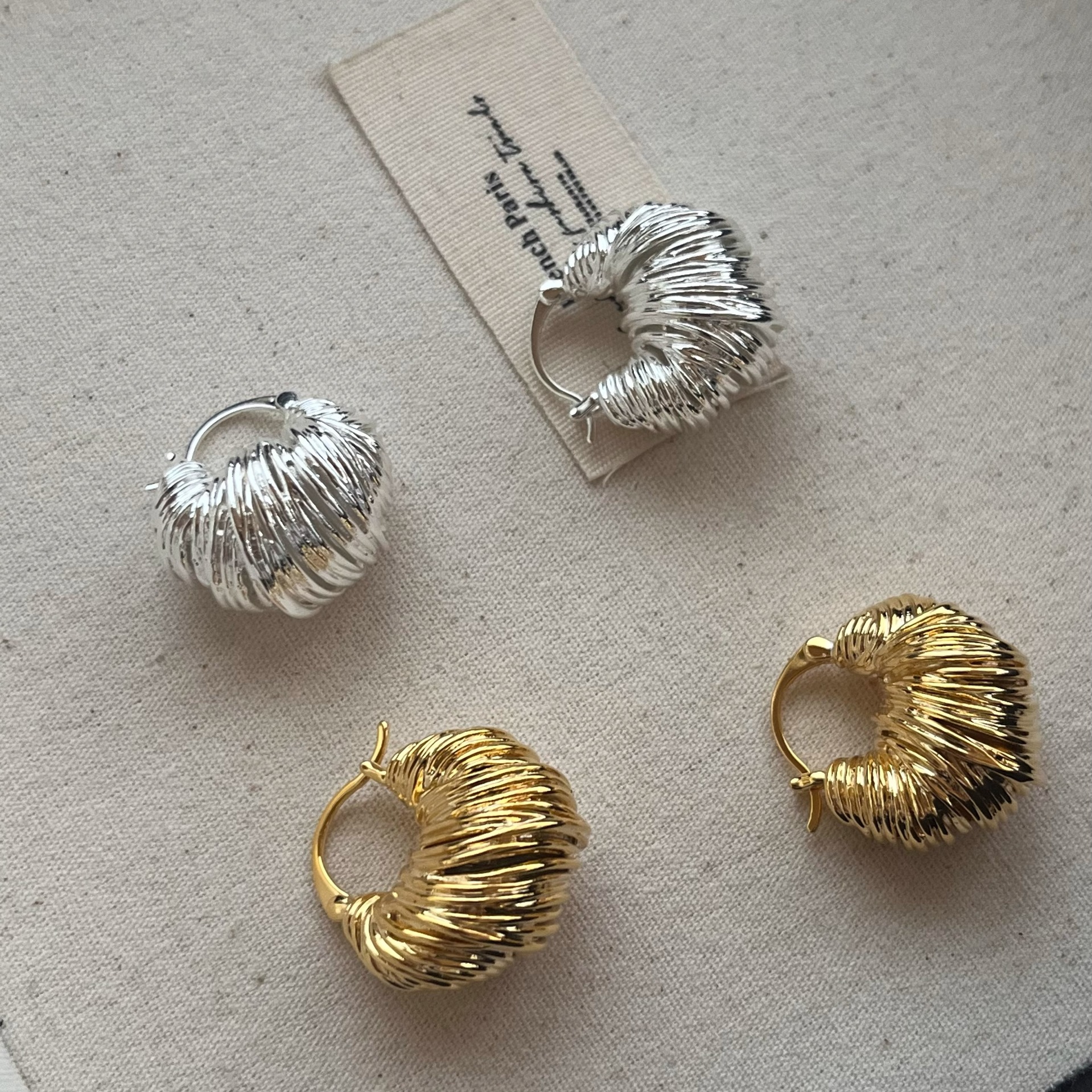 Model Korea X Anting-Anting Berbentuk U dengan Garis Berlilit Tidak Teratur Anting-Anting Elegan Berkualitas Tinggi Desain Niche Gaya Instagram Eropa Amerika