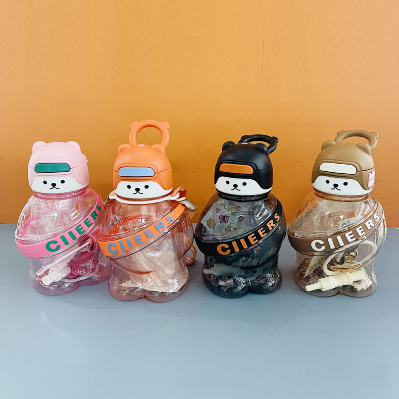 Youyun 8111 dibujos animados nueva muñeca de los niños hervidor de agua de plástico 900ml capacidad paja portátil taza de paja al por mayor