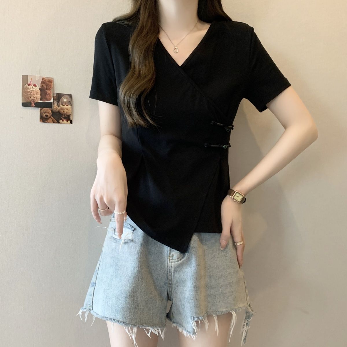 Camiseta de manga corta con hebilla de disco irregular china de gran tamaño para mujer verano 2024 nuevo estilo para mujer, top delgado con cuello en v para mujer