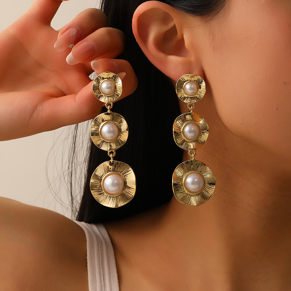 Texturas irregulares de disco con perlas triple pendientes retro barroco perlas exquisitas de alta calidad pendientes para mujeres