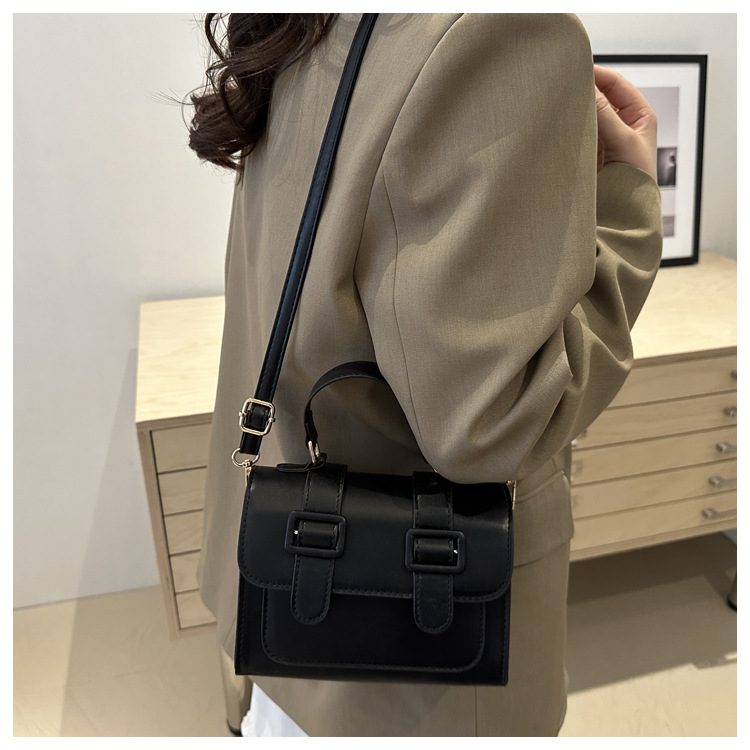 A new 2024 trendy and retro single-shoulder crossbody small square bag for girls, a niche British-style handbag undefined