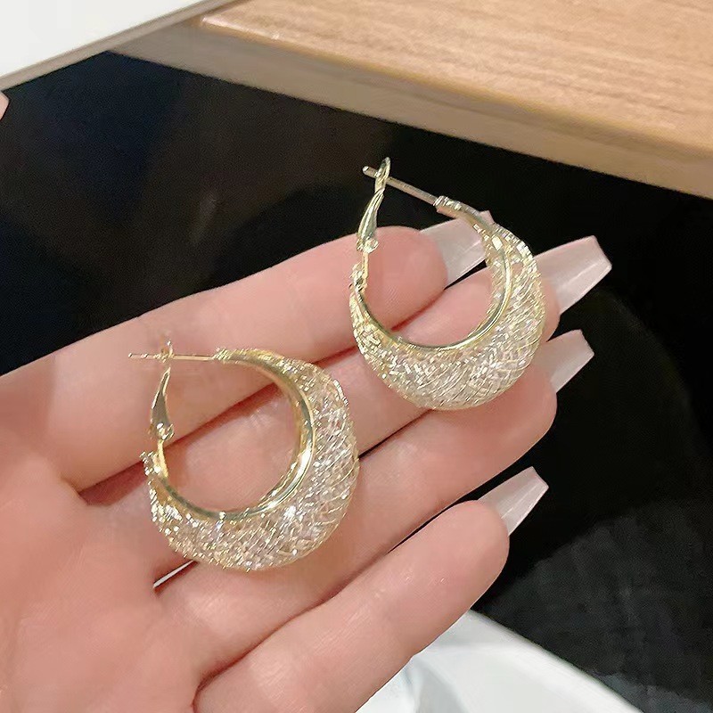 金色の耳飾り ~ 冷たい風の金属の質感の耳の輪のピアスの女性の個性はファッションの欧米の風の爆発的なイヤリングを合わせます。|undefined