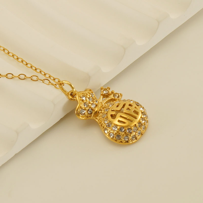 Amazon nuevo estilo Chapado en acero inoxidable 18K oro diseño Lucky bag collar femenino de titanio con incrustaciones de acero rhinestone colgante hueco femenino