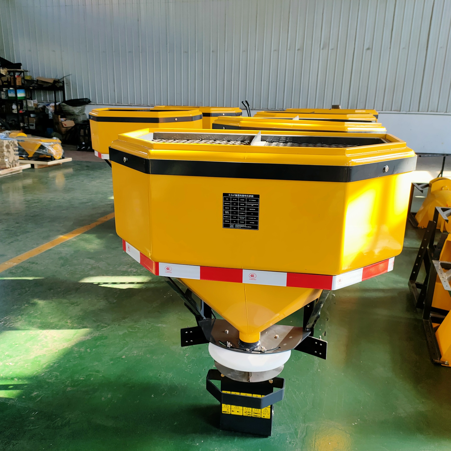 皮卡304后挂式电动撒盐机 可调节甩盘式螺旋蛟龙撒布机 融雪剂