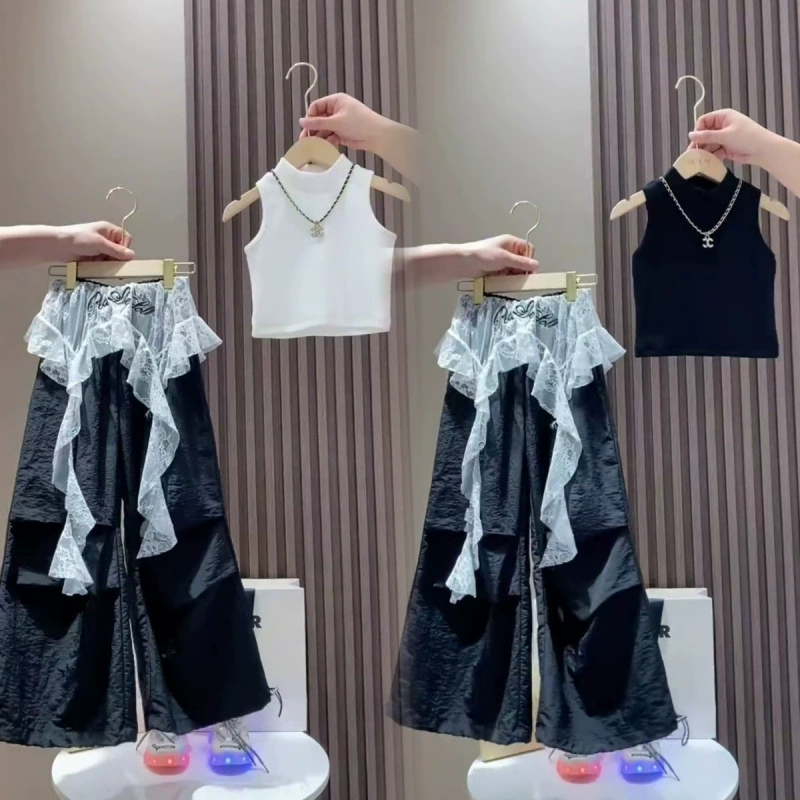 Летний модный комплект для девочек 2025 года, новый популярный стиль для детей постарше, универсальные модные повседневные брюки с кружевными вставками.