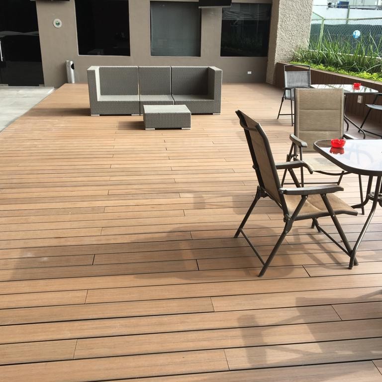 Piso de Madera Plástica WPC Coextruido 145*21 Plástico Madera Antideslizante Anticorrosivo para Jardín y Pasillo