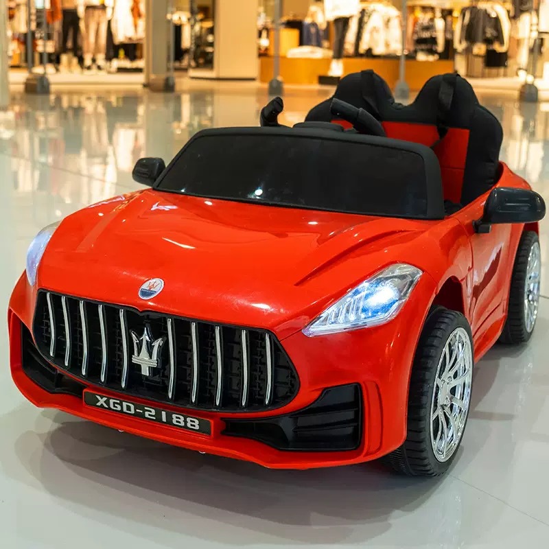 Fábrica directa coche eléctrico infantil de cuatro ruedas juguetes para niños se pueden sentar hombres y mujeres coche de control remoto carga swing