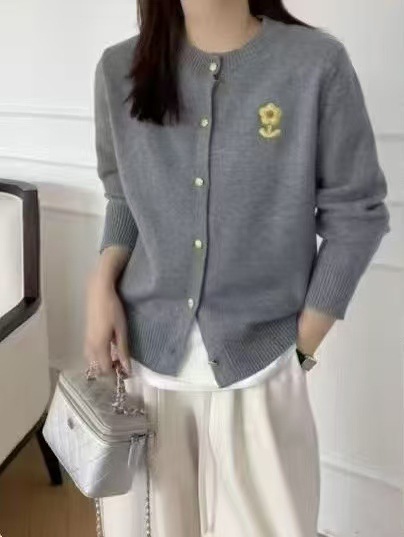 韩系显瘦小花针织开衫女简约风早秋冬慵懒风圆领刺绣毛衣简约外套|undefined