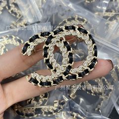 女性用の香家ペアCダイヤモンドレザーロープブローチ、おばあちゃんのファッションピン装飾、女性工場卸売のリアルショット