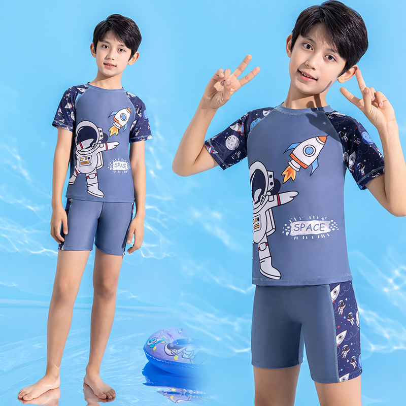 Nuevo traje de baño de verano para niños, conjunto de traje de baño conservador de secado rápido con dibujos animados de anime y gorro de natación adicional