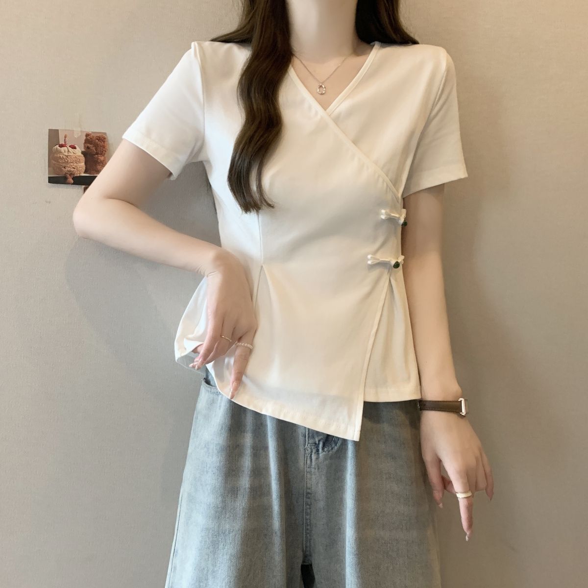 Camiseta de manga corta con hebilla de disco irregular china de gran tamaño para mujer verano 2024 nuevo estilo para mujer, top delgado con cuello en v para mujer