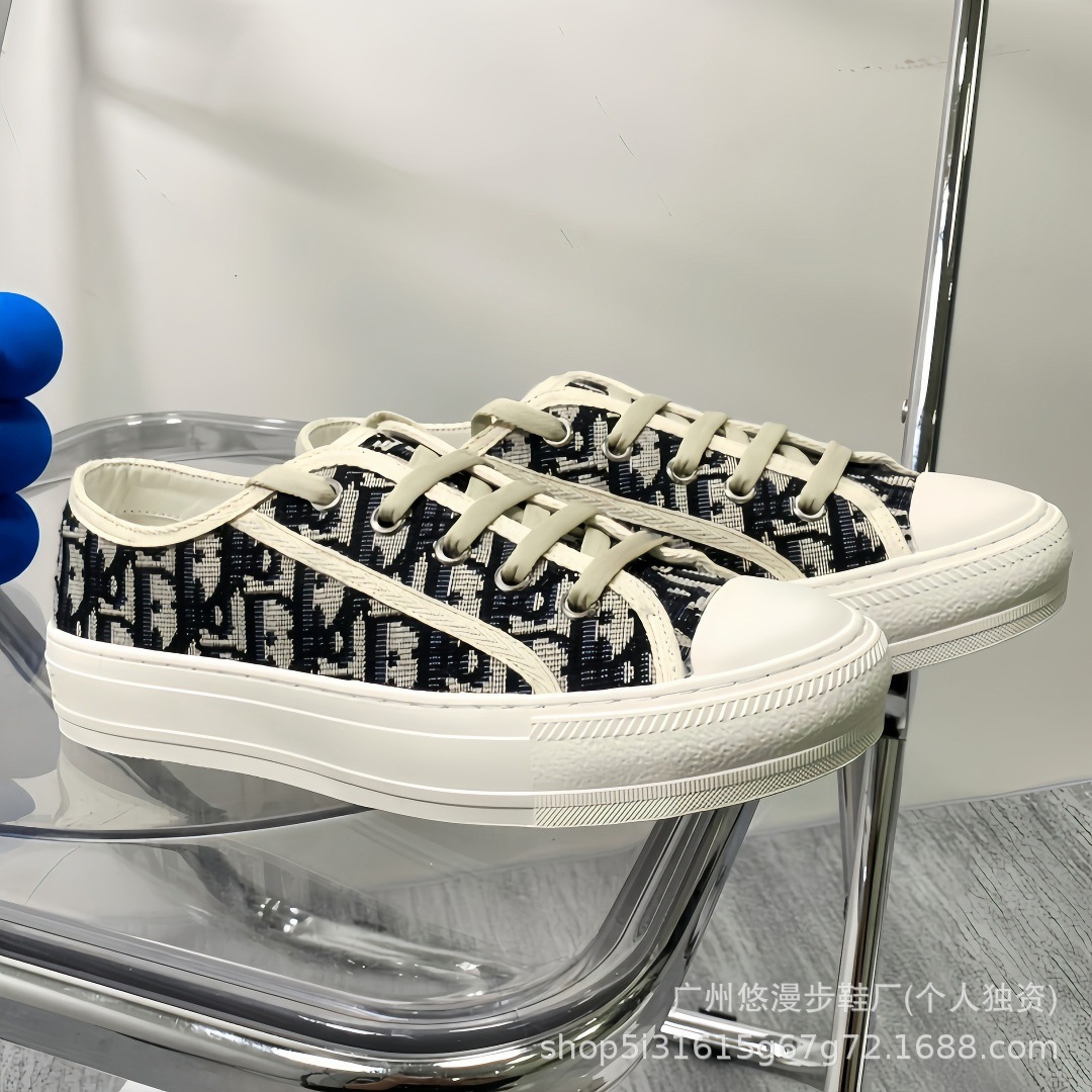 Zapatillas de lona retro con bordado de la marca D, novedad 2026, zapatillas casuales de moda, versátiles, para parejas, con suela gruesa, blancas.