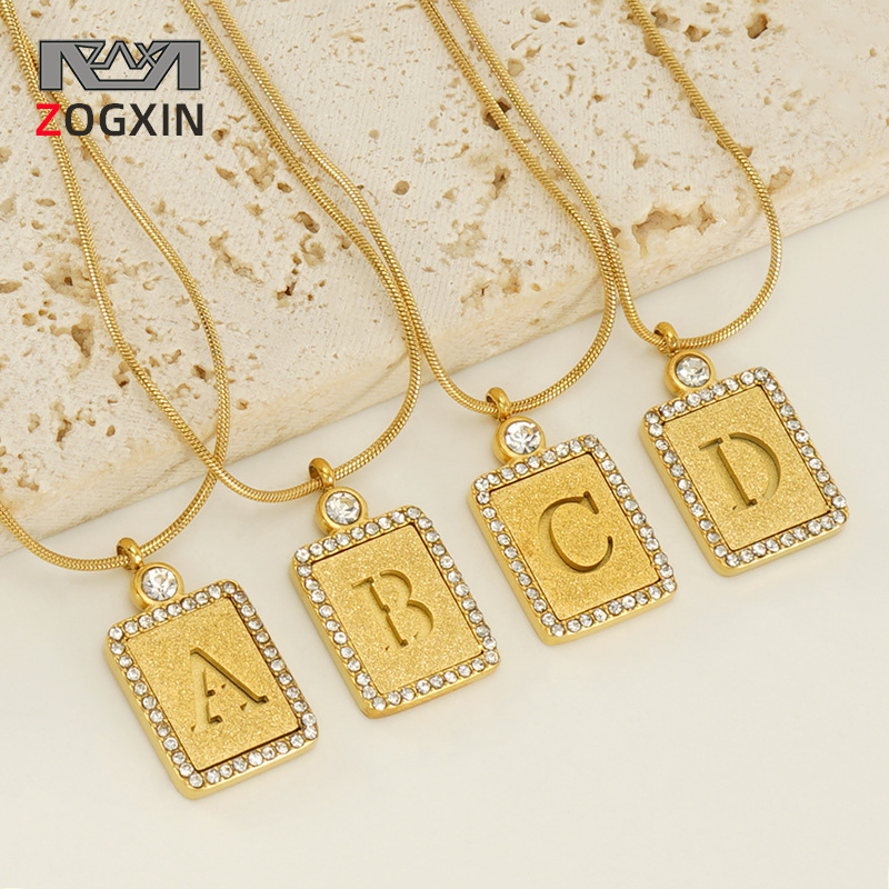 Collana personalizzata con ciondolo a lettera placcata oro donna_voghion.com