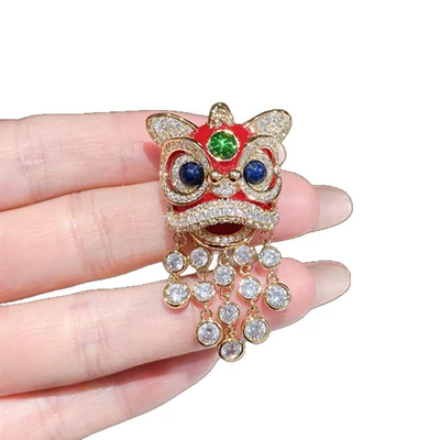 Lion Dance Brooch with Rhinestones: Yaxa sancaqları