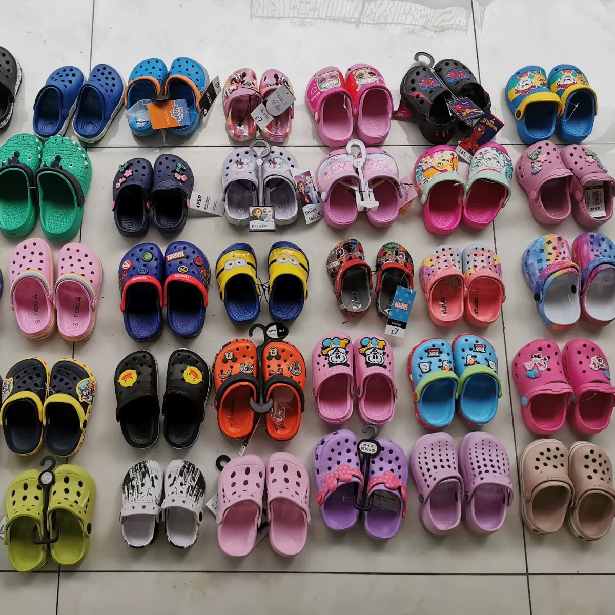 供应库存外贸出口夏季地摊杂款男女童洞洞鞋沙滩漂流卡通花园童鞋