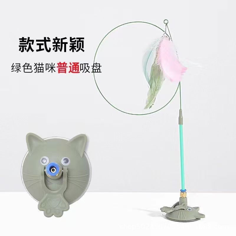 猫のおもちゃは猫の棒の鋼線のカラーの羽の鈴を持って猫の猫を笑わせます。|undefined