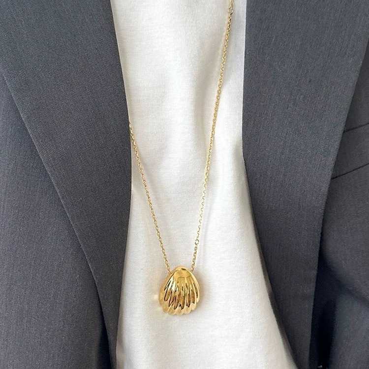 En línea celebridad Uni con el mismo diseño de collar de concha nicho ethos cadena de camiseta larga colgante coreano suéter cadena