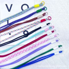 ロングタイプの斜めにまたがって、携帯電話のストラップを飾ることができます。