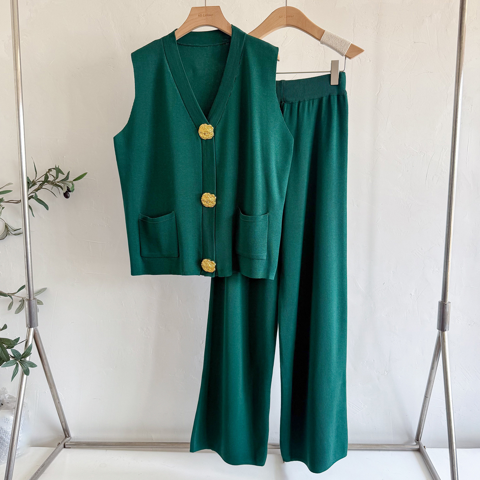 Conjunto de punto para mujer con chaleco botones oro y pantalón_voghion.com
