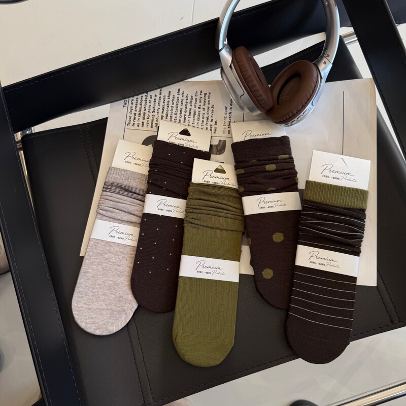 New autumn and winter socks: coffee-colored, retro mid-calf socks, European-style slouch socks, striped socks, polka-dot socks – versatile and easy to match New autumn and winter socks: coffee-colored, retro mid-calf socks, European-style slouch socks, striped socks, polka-dot socks – versatile and easy to match
