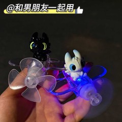 歯のない少年電気自動車オートバイ装飾風力発電小型航空機風力発光ライト車の装飾品車の漫画