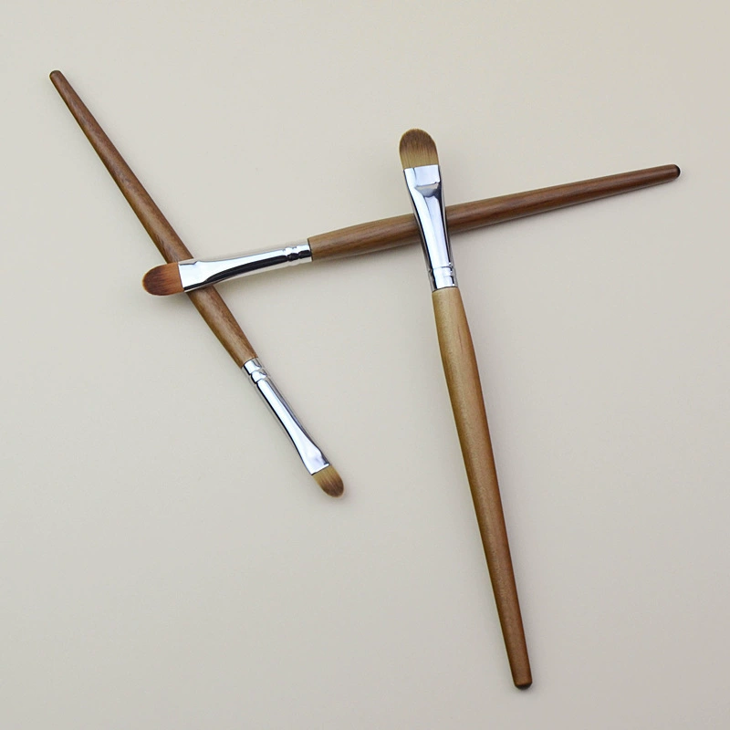 Small concealer brush, foundation, eye shadow, no trace