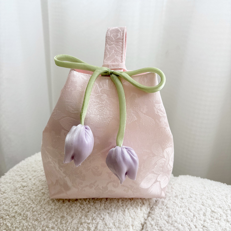 結婚祝いのお土産手提げ袋チューリップがきらきらしています。|undefined