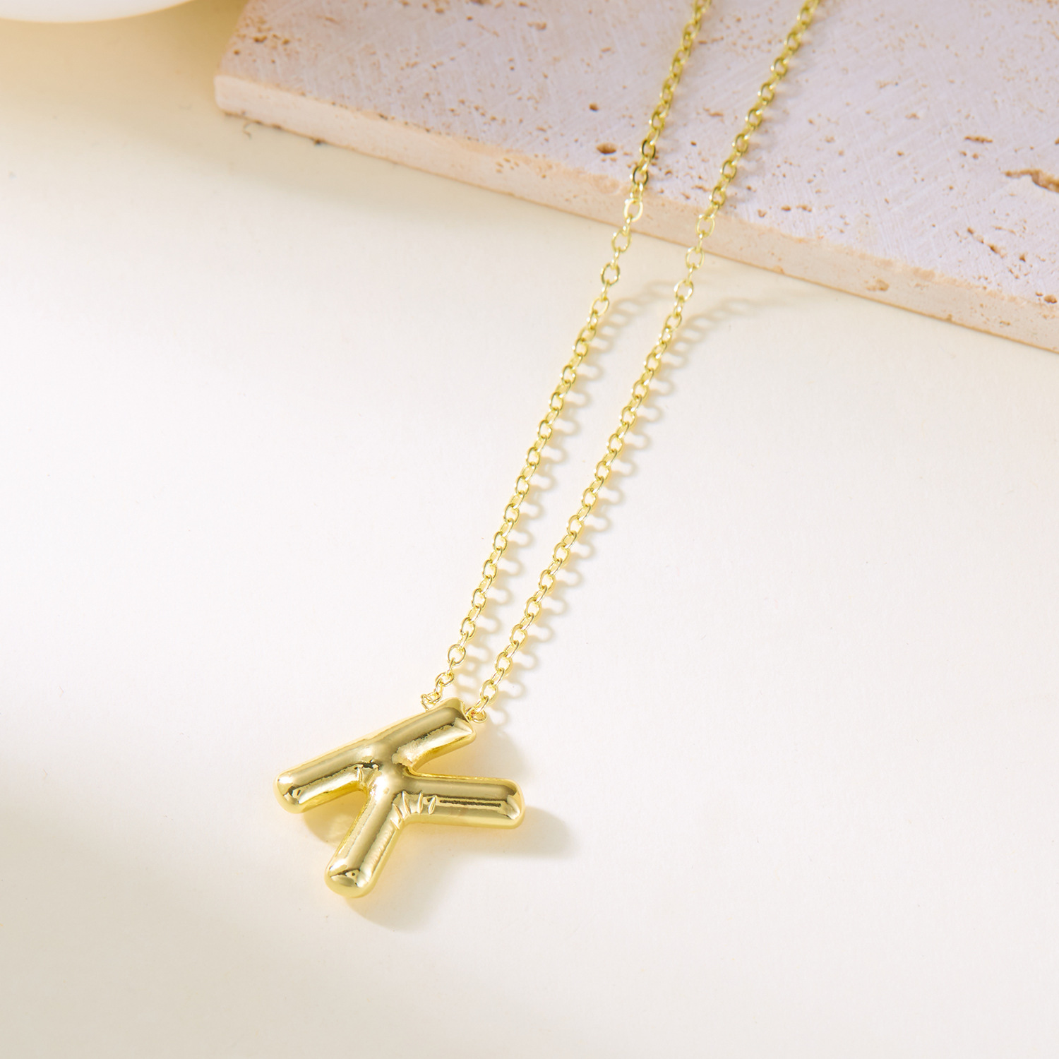 Collier avec pendentif lettre initiale style ballon original_voghion.com