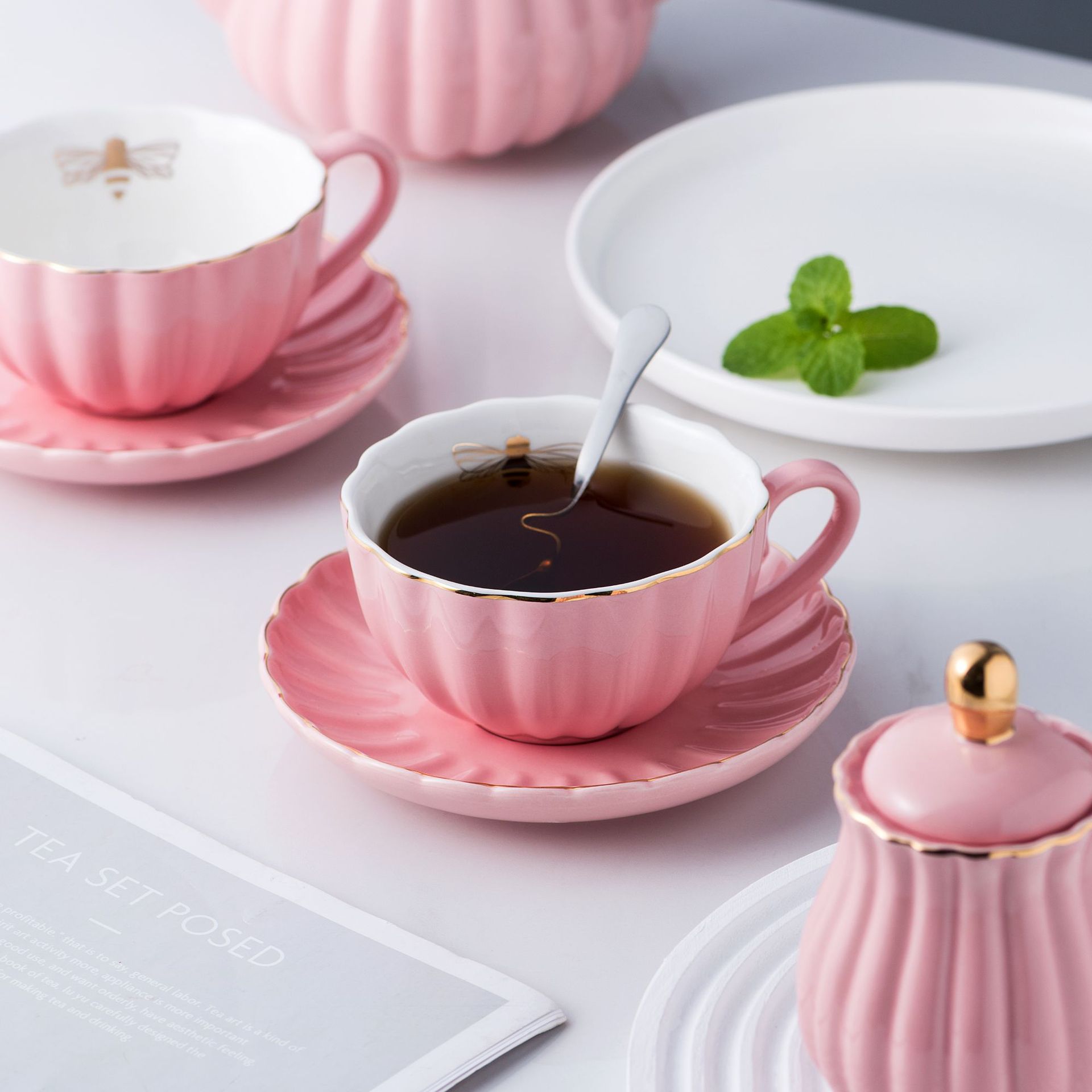 Rayas de abeja dorada Una olla de cuatro tazas Plato de café japonés Juego de tetera fría Juego de esmalte de color y té de flores doradas Cerámica