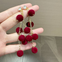 2025秋冬时尚新款百搭耳饰洋气红色植绒圆球串珠流苏镶钻耳钉配饰