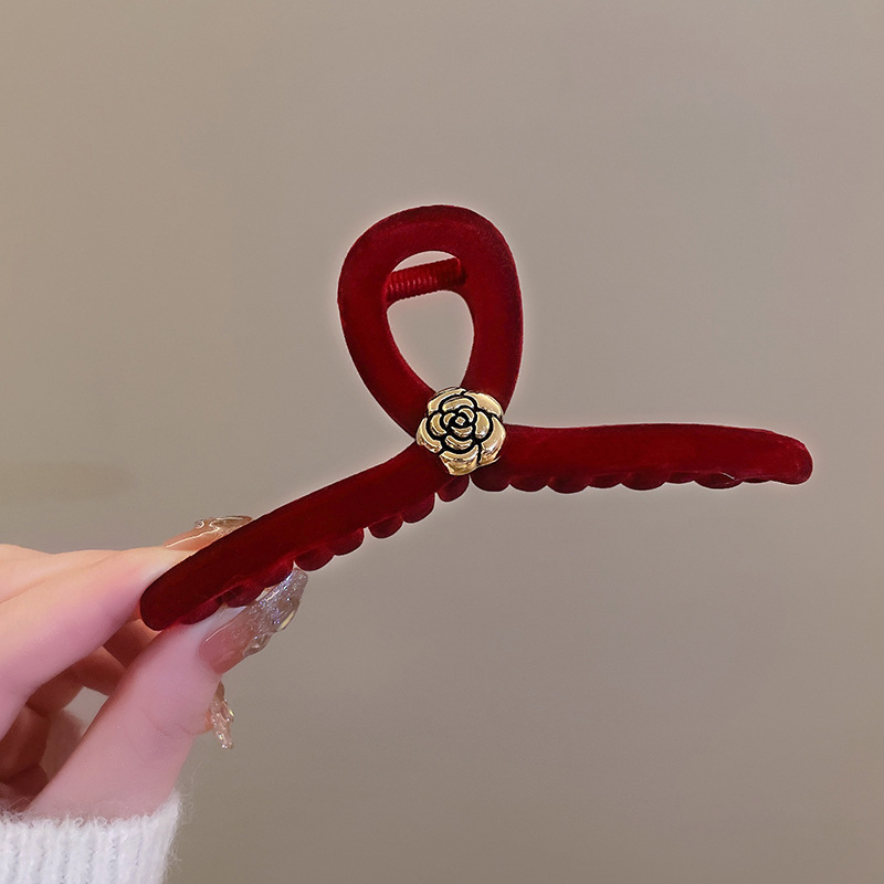 黒い大きいサイズのベルベットはツバキの花を挟んで高級感があります。