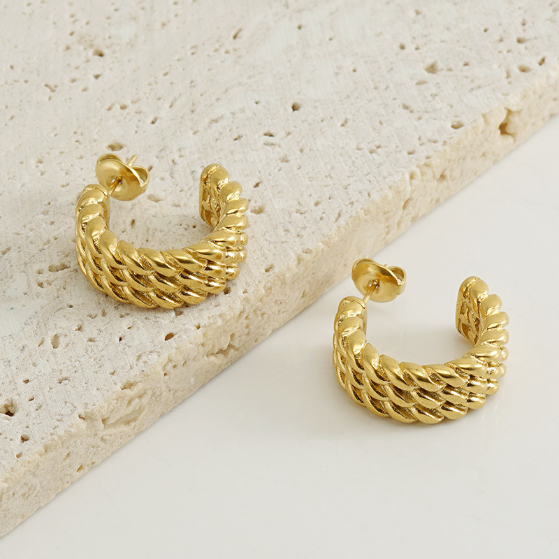 Acero inoxidable transfronterizo moda europea y americana giro personalizado en forma de C pendientes de titanio acero 18K oro Internet celebridad pendientes PIN para las mujeres