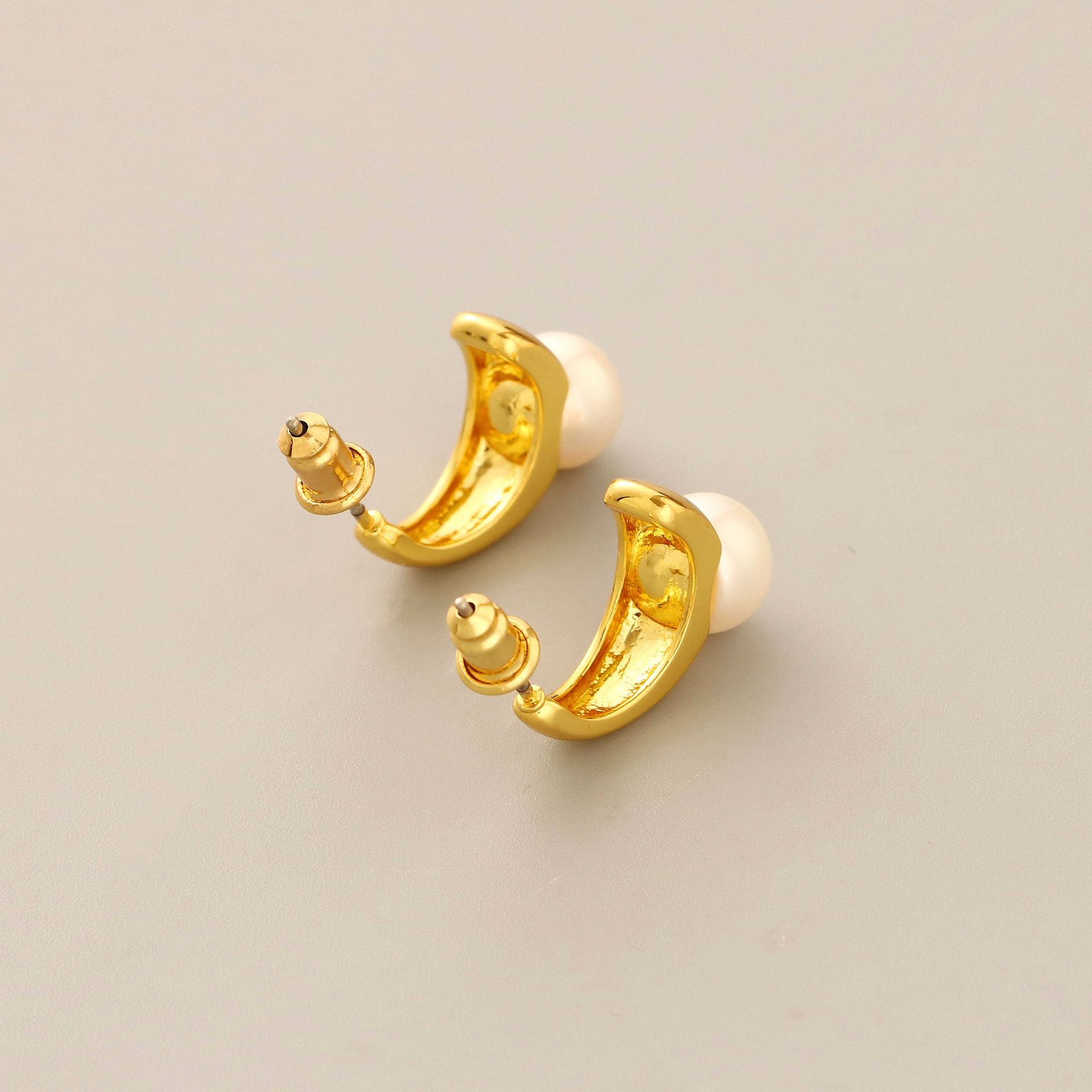 Simple Style C Shape Geometric Copper Gold Plated Pearl Ear Studs 1 Pair