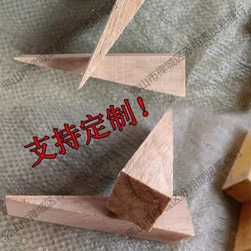 木のくさびの三角の木の尖った三角の窓の取り付けのパッドの高いつり上げの木の木の肖の木の椎の丈夫な斜めの木の栓|undefined