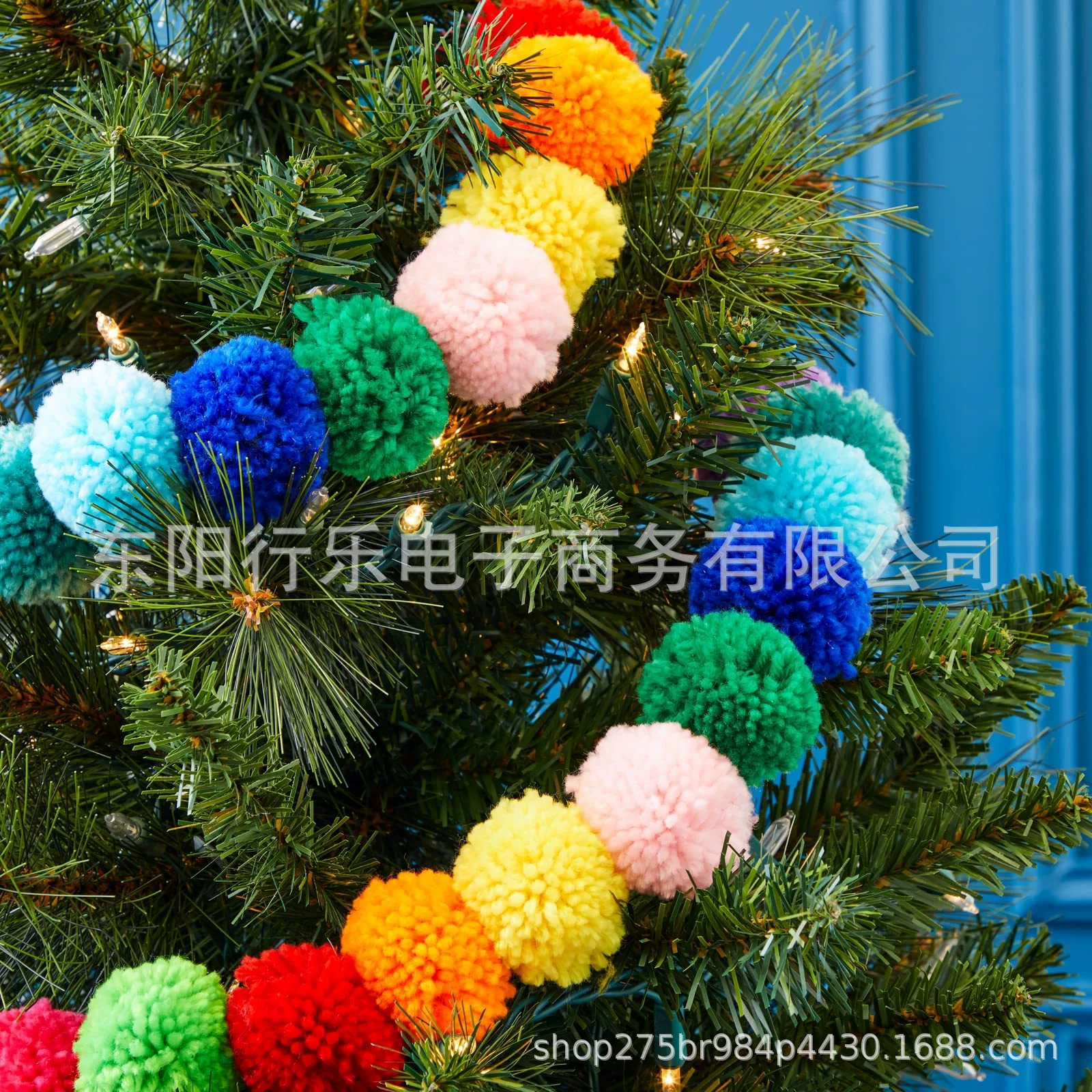 Трансграничные новые рождественские львы с помпонами венок на дверях фермы висят на праздновании дня рождения