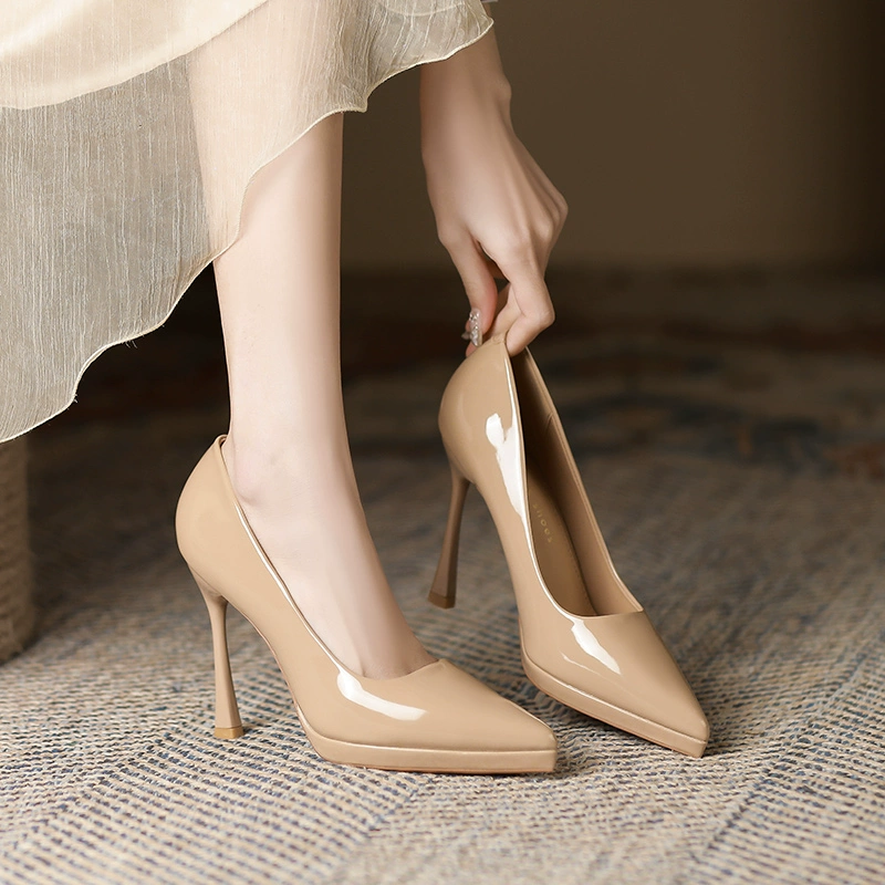 Обнаженный водонепроницаемый туфли на высоком каблуке женский 2025 новый лакированный кожаный сексуальный каблук с черным профессиональным темпераментом