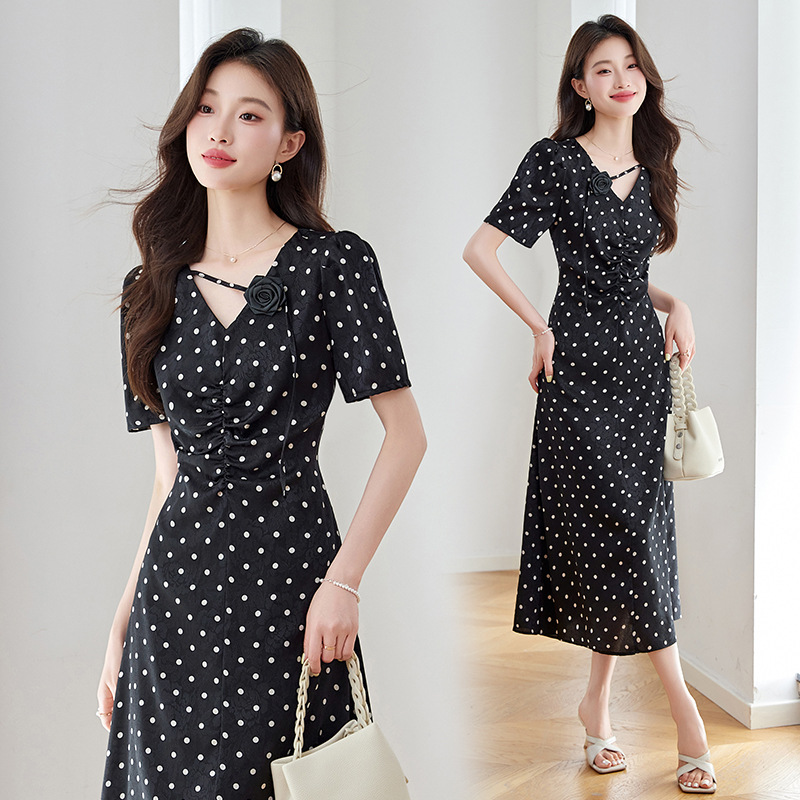 Đầm chấm bi tay phồng cổ V eo thắt dây dáng dài Z5627 — Màu đen, Màu trắng