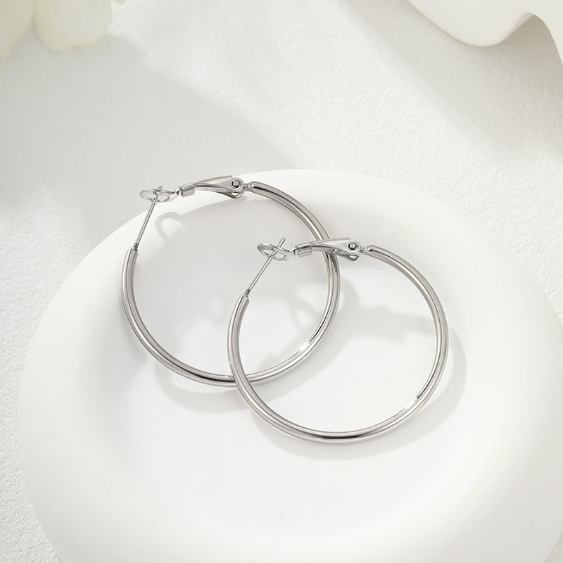 Xuping personalidad transfronteriza de Europa y Estados Unidos exagerada gran auriculares de acero inoxidable geometría simple auriculares circulares al por mayor personalizados