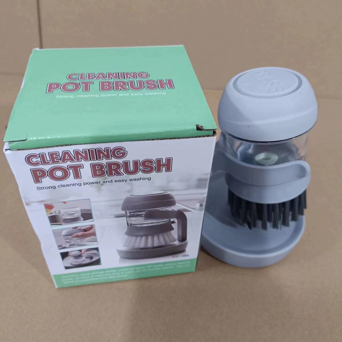 Добавьте моющее средство для мытья посуды. Щетка для кастрюли. Не липкое масло. Кухня. Щетка для мытья посуды.