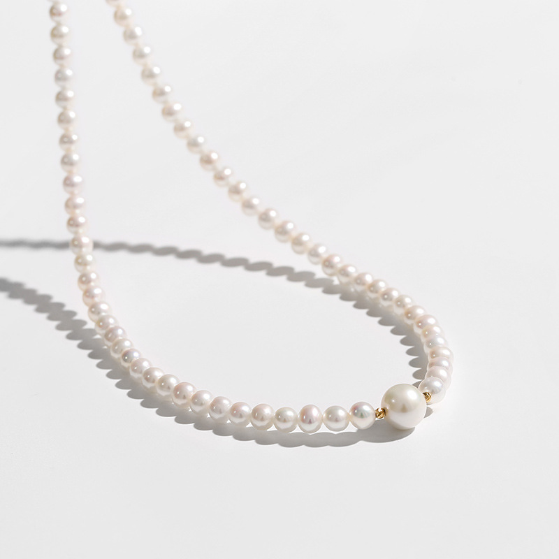 Elegant fashionable necklace from pearl