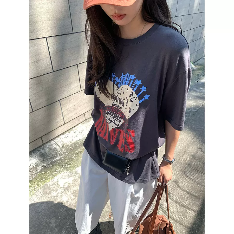 广州黄峥韩国潮牌美式复古印花做旧短袖T恤女爱心字母上衣520698