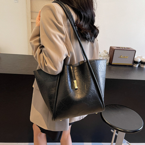 Textured bag, fashionable large-capacity crossbody bag, soft leather class commuter bag