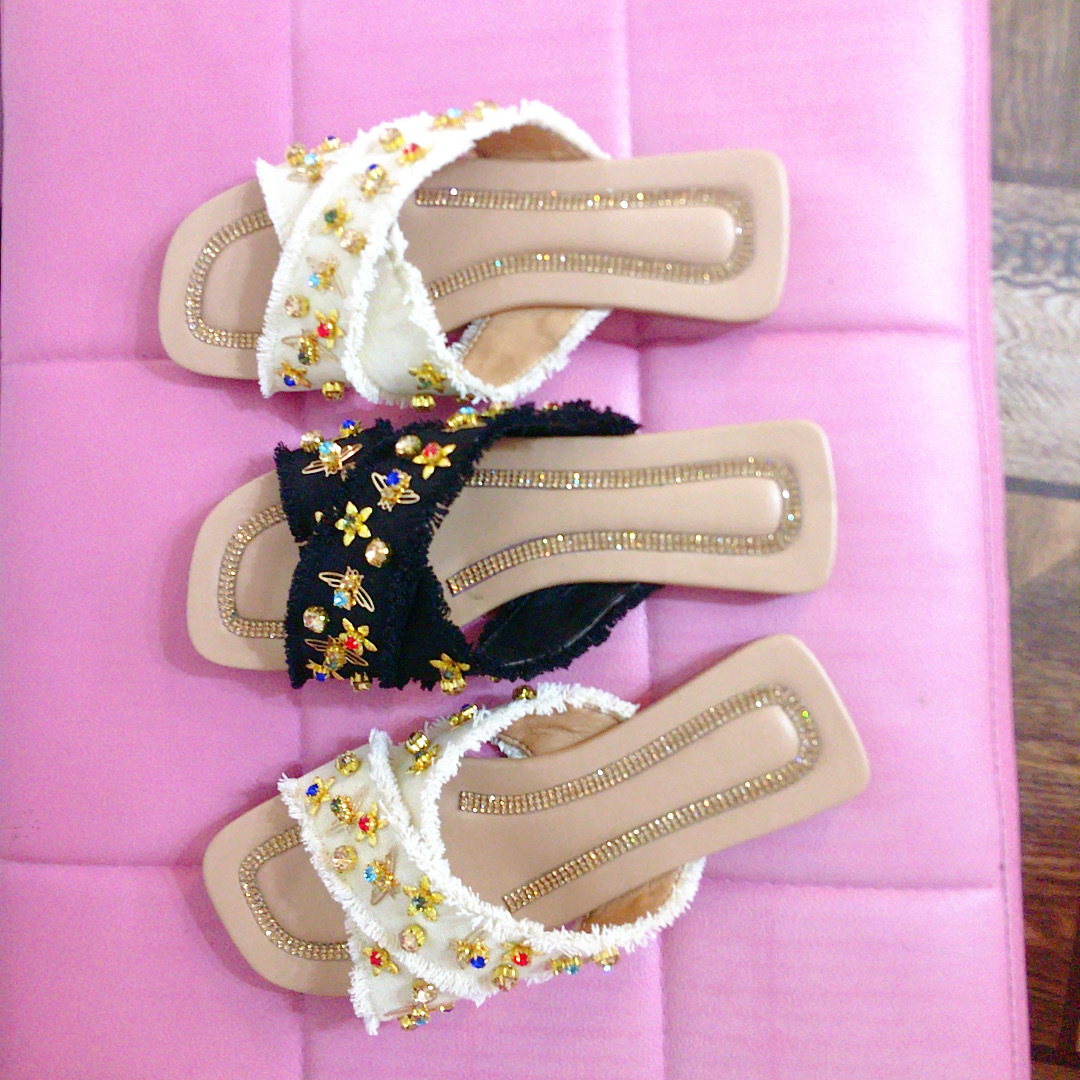 2023 nouvelle version coréenne brodé strass petite abeille sandales et pantoufles fond plat ethnique vent net rouge sandales femmes ordre_voghion.com