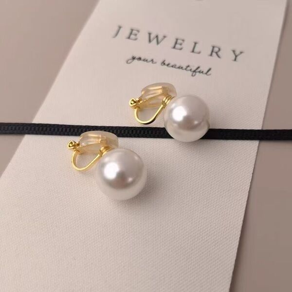 Retro ear clips from pearl